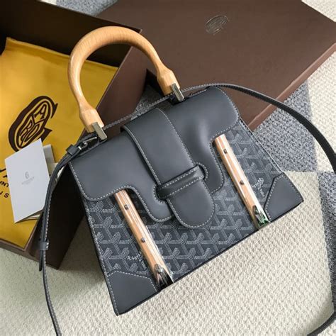 sacoche louis vuitton falsa